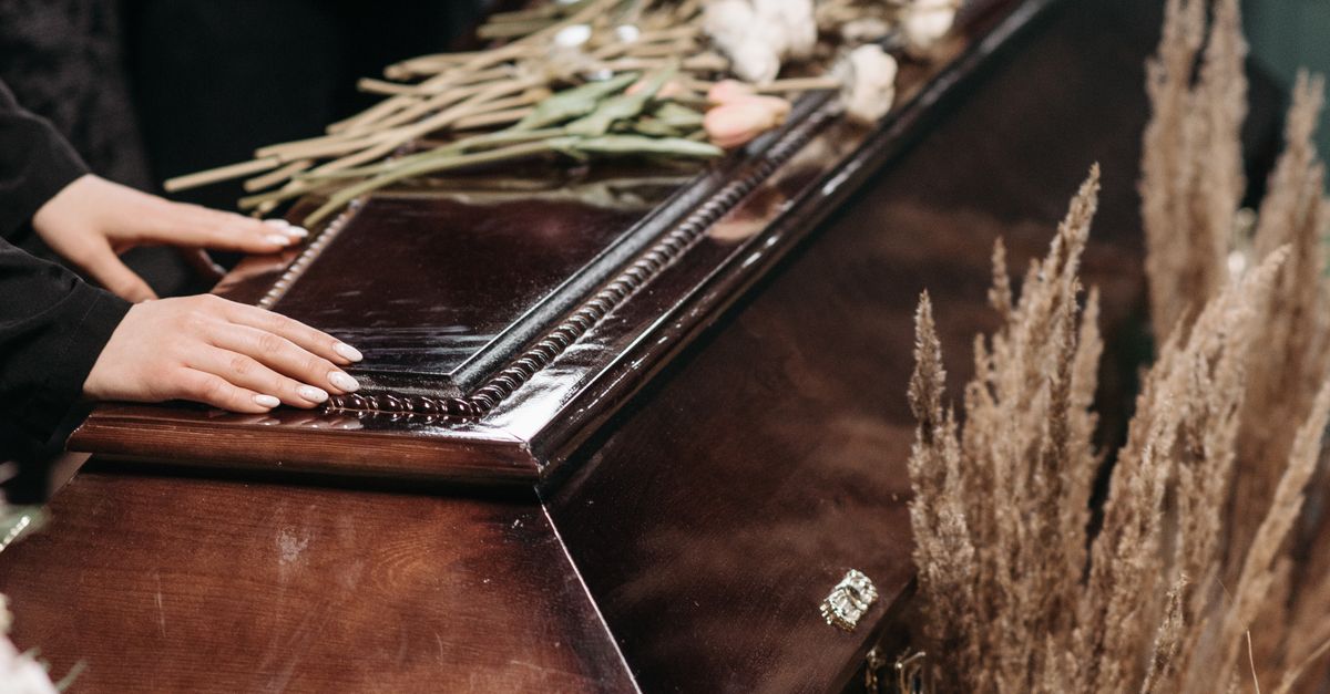 Choosing the Right Traditional Funeral Service for Your Loved One