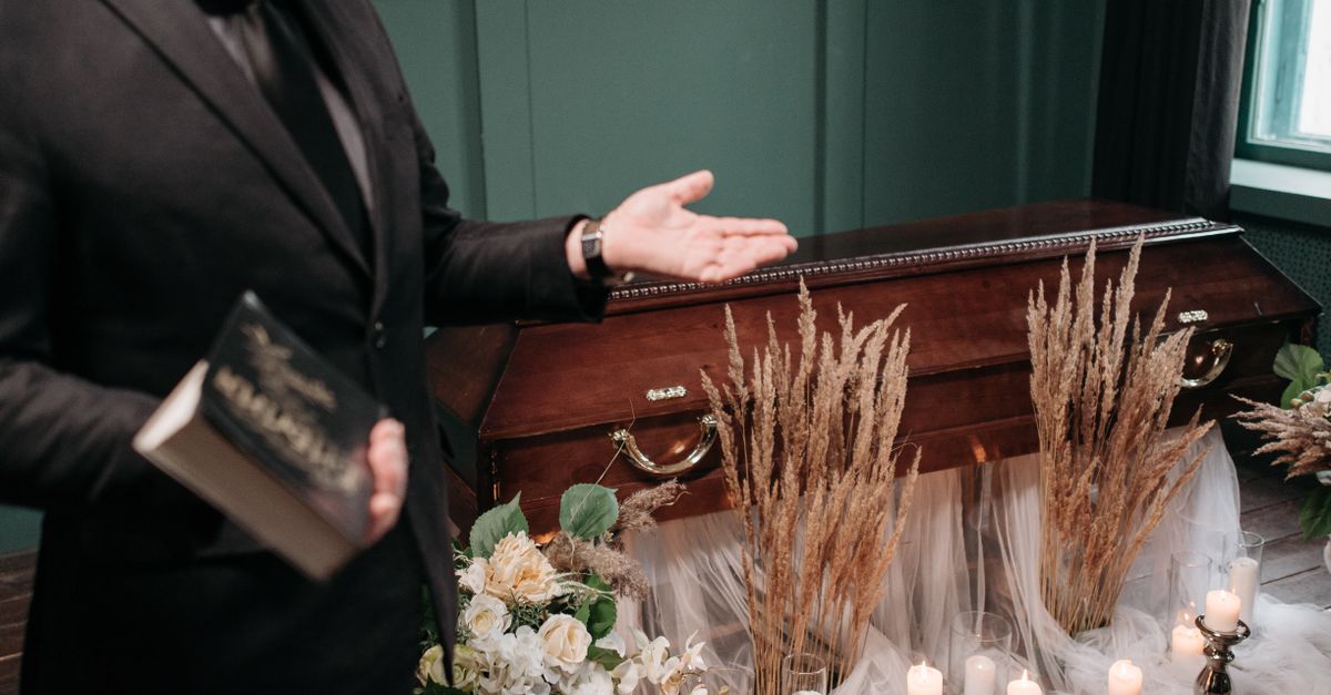 Cost Comparisons: Traditional vs Eco-Friendly Funerals